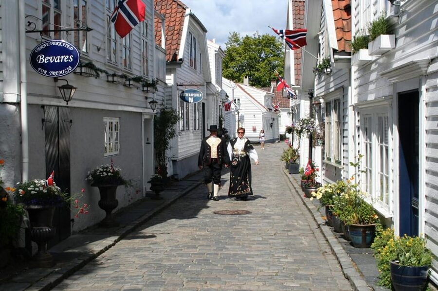 Stavanger: City Highlights Bus and Walking Tour - Stavanger Cathedral and Market Square