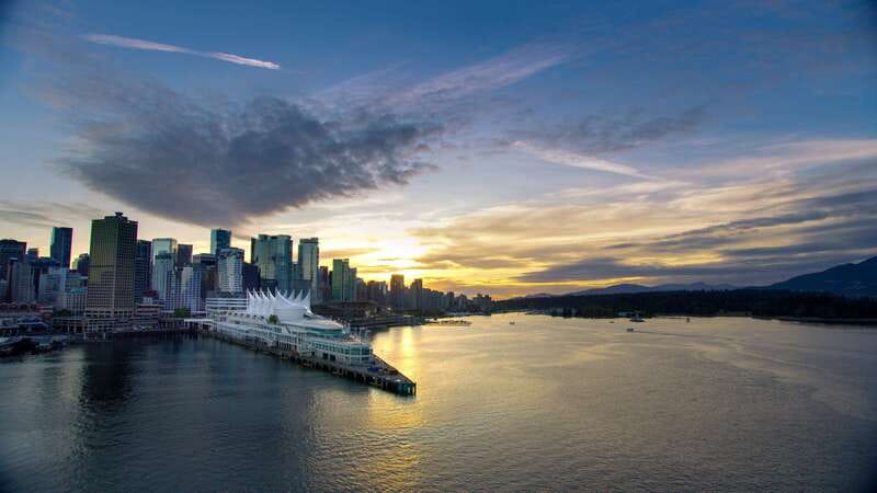 Sunset Bus Tour: Stanley Park & English Bay Photostops - Starting at Canada Place as evening arrives