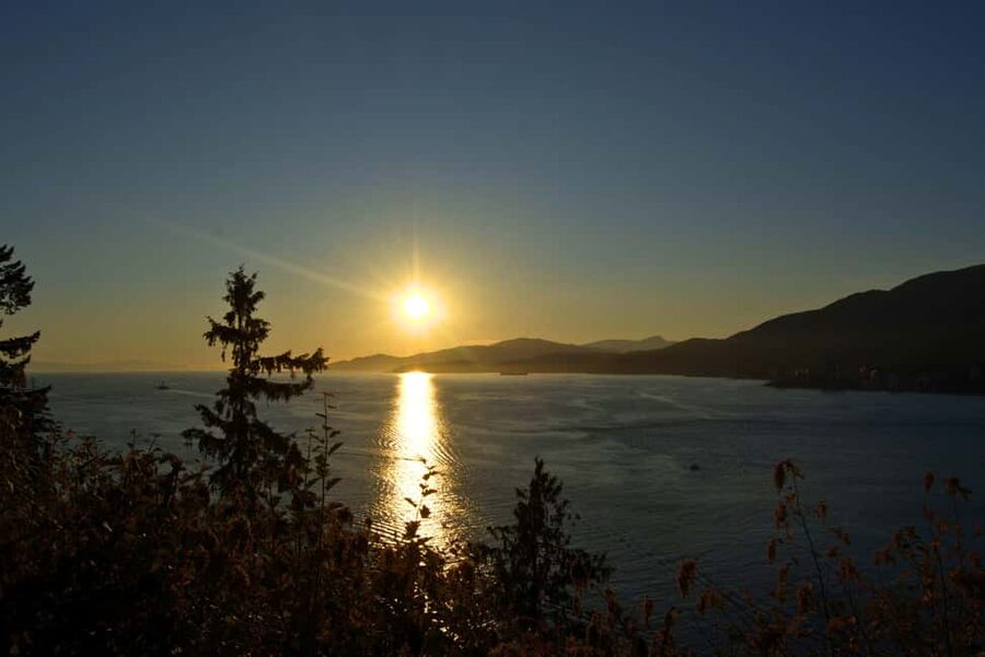 Sunset Bus Tour: Stanley Park & English Bay Photostops - Gastown and the famous steam clock