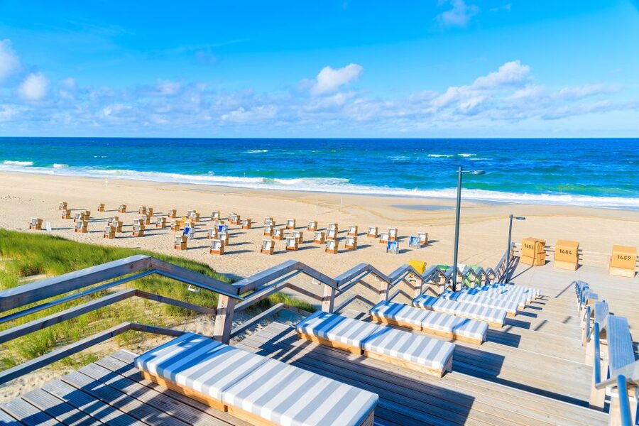Sylt: Guided Island Tour by Bus with Sylt Highlights - The guide, language, and feel of the experience