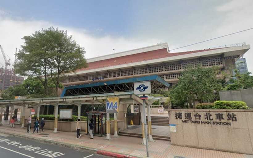 Taipei: Hop-On Hop-Off Sightseeing Bus with Audio Guide - Taipei 101 and the Modern City View