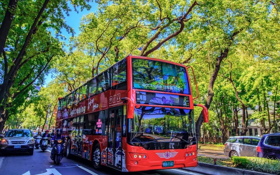 Taipei: Hop-On Hop-Off Sightseeing Bus with Audio Guide - Chiang Kai-Shek Memorial Hall and Central Taipei