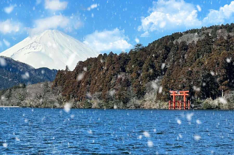Tokyo: Mount Fuji Views and KABA Amphibious Bus Day Tour - Oshino Hakkai and the famous Mirror Pond