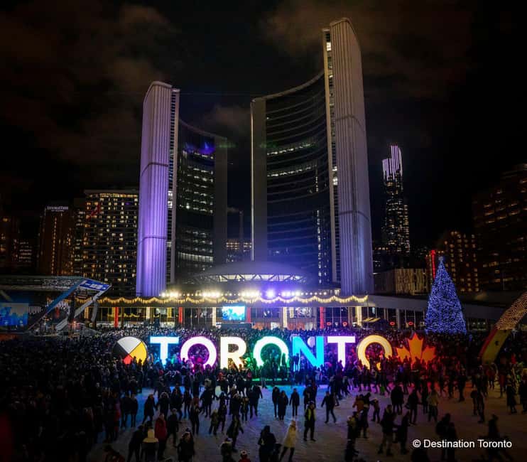 Toronto: Festive Lights Bus Tour - Yorkville’s polished holiday style