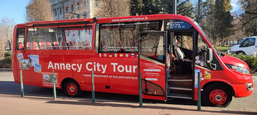Tour of Annecy by convertible bus - Starting beside the Brasserie des Européens