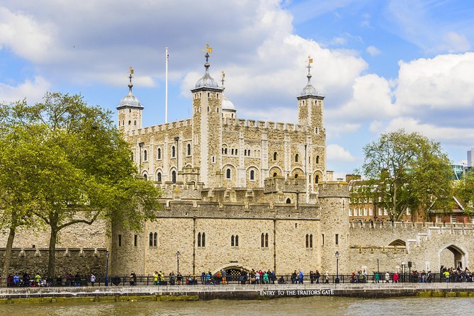 Tower of London with London Hop-On Hop-Off Tour and River Cruise - Audio commentary, WiFi, and the real bus experience