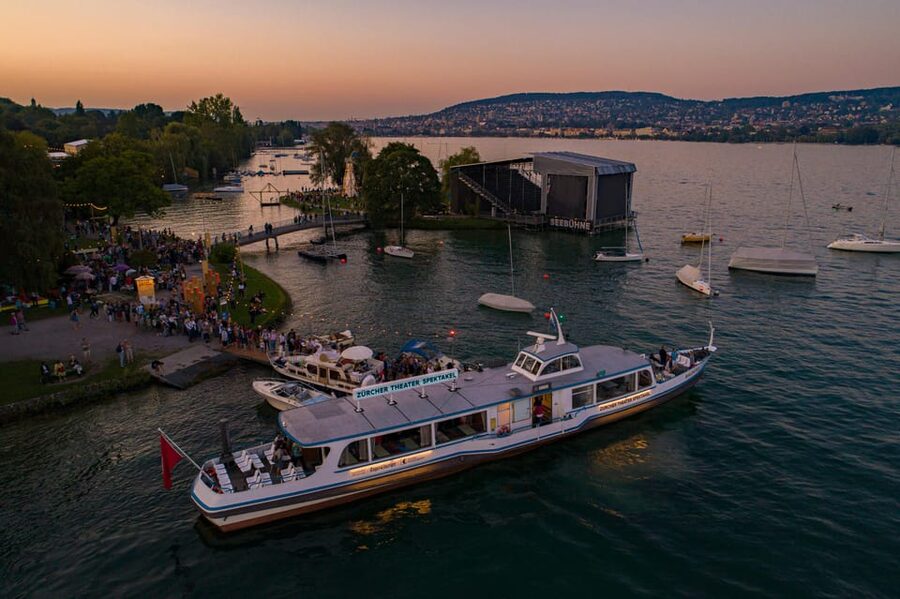 Zurich: Open Top Bus Sightseeing Tour with Optional Cruise - Rotes Schloss and the approach to the water