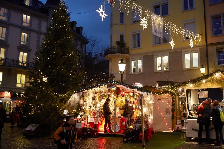 Zurich: Open Top Bus Sightseeing Tour with Optional Cruise - Fraumünster and the old center